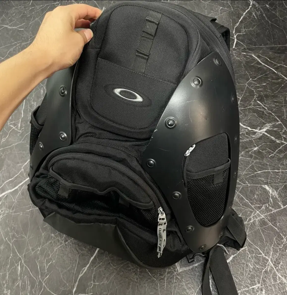 ークリーの希少なハードシェルバックパック オークリー OAKLEY バック